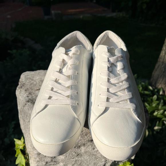 Banana Republic white, casual, leather sneaker in 11M. - Picture 14 of 16